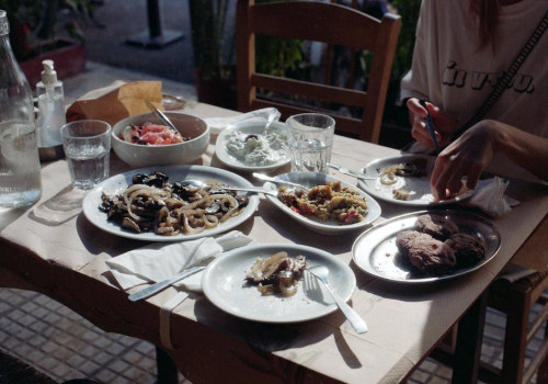 Welk gerecht moet je zeker bestellen in een Grieks restaurant?