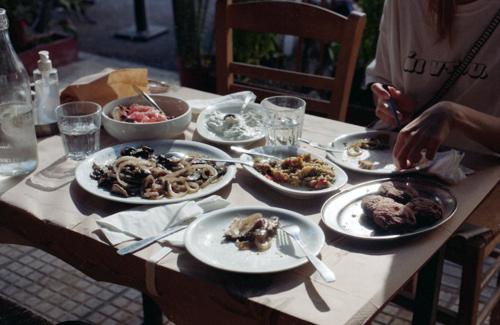 Welk gerecht moet je zeker bestellen in een Grieks restaurant?